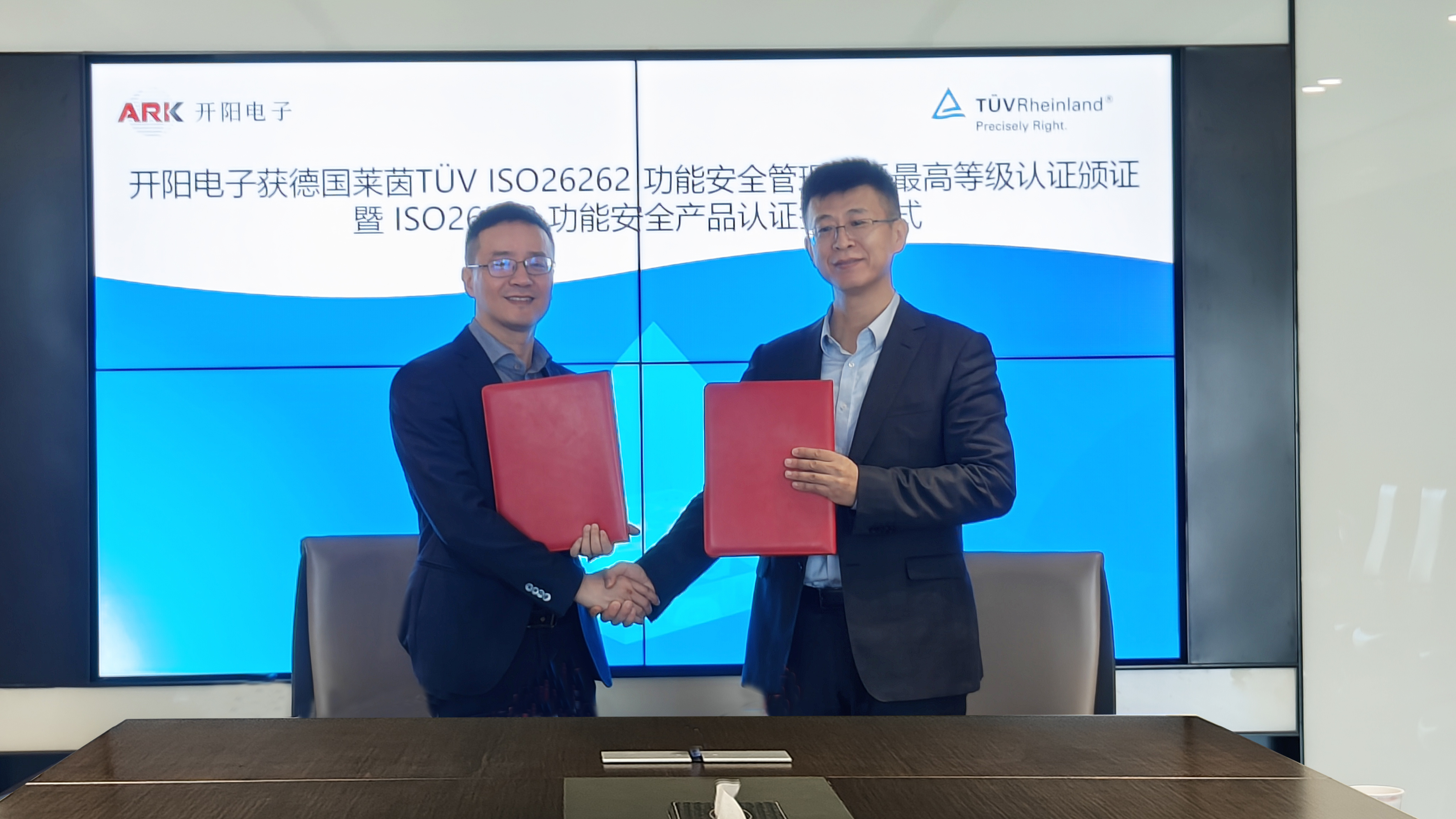 簽約.jpg 簽約.jpg